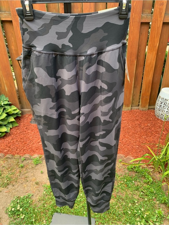 Old Navy Pants - Old Navy Black & Gray Camo High-Rise Leggings